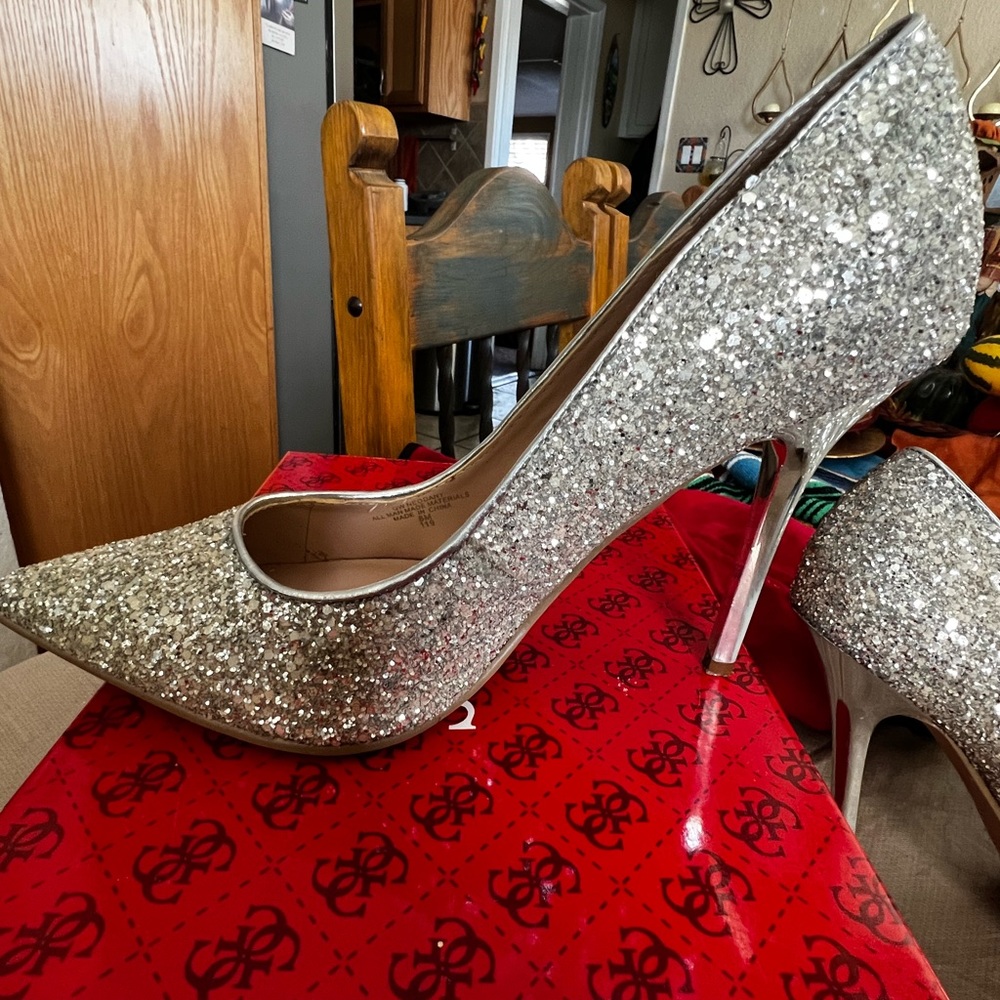 Guess Silver Textured Pointy Closed Heel Size 8m - image 1